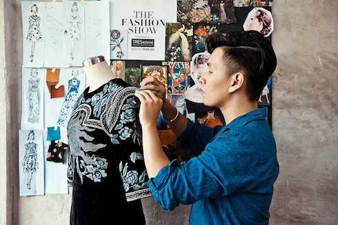 Tùng Vũ với bộ sưu tập “Peacock” lấy cảm hứng từ những bức hoạ cách điệu hình tượng con công đầy lãng mạn trên những ấn phẩm Vogue đầu tiên, kết hợp cùng những ý tưởng thiên văn như mặt trời, mặt trăng, các ngôi sao, những vì tinh tú… trên nền chuyện cổ tích phương Tây.