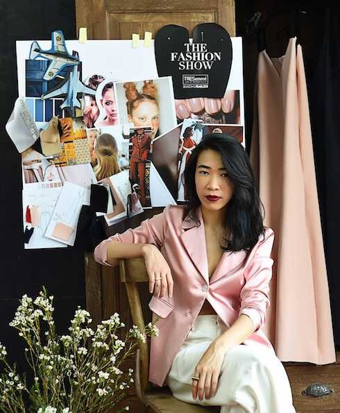 Đặng Hải Yến bắt nguồn từ cảm xúc của người phụ nữ và tinh thần đương đại để tạo nên những thiết kế thời thượng trong bộ sưu tập “Mood”.