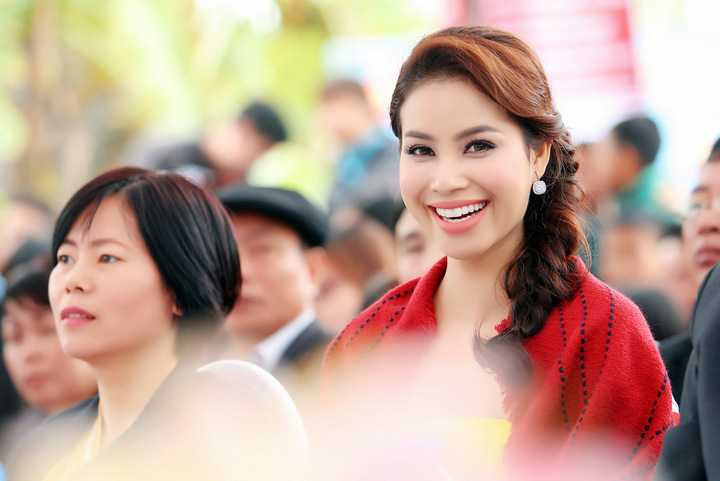 Khi vừa thấy xe BMW 520i mới cáu cạnh của nàng Hoa hậu tiến vào, nhiều fan đã nhận ra sự xuất hiện của Phạm Hương trong chiếc xe sang trọng và tiến lại gần, vây kín xe khiến chiếc xe không thể di chuyển được nữa và buộc Phạm Hương phải xuống đi bộ một đoạn khá xa để vào nơi diễn ra chương trình. 