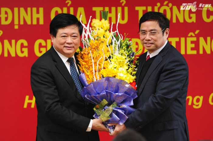 ông Phạm Minh Chính, Ủy viên Bộ Chính trị, Bí thư Trung ương Đảng, trưởng Ban tổ chức Trung ương tặng hoa tân Tổng Giám đốc VOV - Ảnh: Tùng Đinh