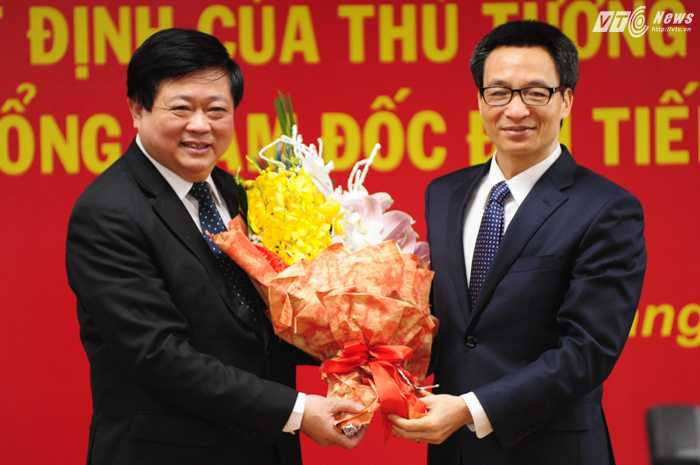 Phó Thủ tướng Vũ Đức Đam tặng hoa ông Nguyễn Thế Kỷ - Ảnh: Tùng Đinh