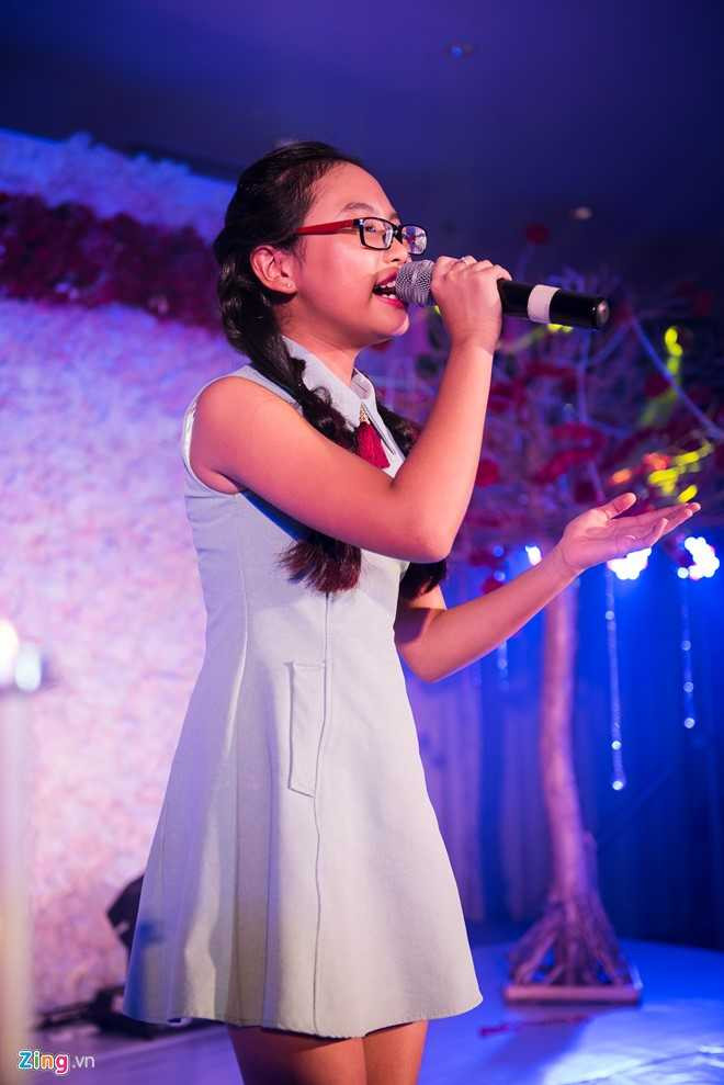 Phương Mỹ Chi hát mừng đám cưới ca sĩ Nam Cường