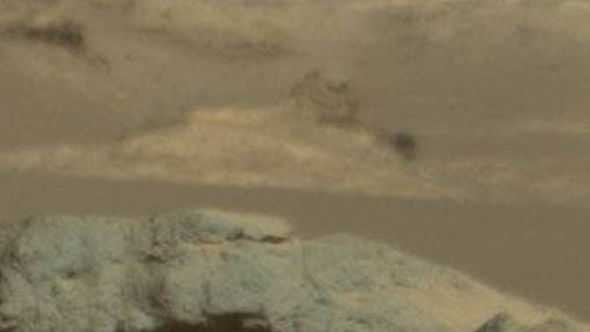 Nhà thiên văn học nghiệp dư 45 tuổi Joe White từ Bristol đã phát hiện ra một khối đá khổng lồ có đầu hình người giống như tượng nhân sư trên Trái Đất.