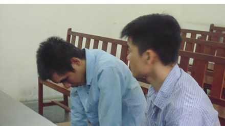 Hai bị cáo tại tòa sáng ngày 14/3. Ảnh: Tân Châu.