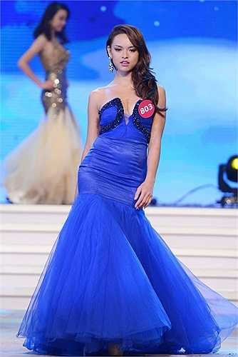 Tuy rất nỗ lực nhưng cô chỉ dừng lại tại top 45. Dấu ấn của Quỳnh Mai ở Hoa hậu Hoàn vũ 2015 chính là phần trả lời trong clip phỏng vấn nhanh. Trước câu hỏi mong muốn được đến nơi nào nhất, Quỳnh Mai khiến mọi người 'té ngửa' khi thổ lộ ước muốn lên cung trăng, gặp chị Hằng để cùng... ban ước mơ đến cho các bạn.