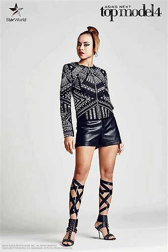 Mới đây, Quỳnh Mai gây bất ngờ khi là đại diện Việt Nam tham dự Next Top phiên bản châu Á. Trong một bài phỏng vấn, cô cho biết mình cảm thấy bị ban tổ chức đối xử bất công trong cuộc thi. Chẳng hạn như bức ảnh giới thiệu này, góc chụp khiến dáng cô không đẹp như vốn có. Thêm vào đó, Quỳnh Mai cho rằng ban tổ chức hoàn toàn có thể chuẩn bị một đôi giày buộc dây kiểu chiến binh, nhưng họ lại sử dụng băng dính đen dán khắp chân cô, tạo cảm giác cẩu thả, thiếu chuyên nghiệp. 