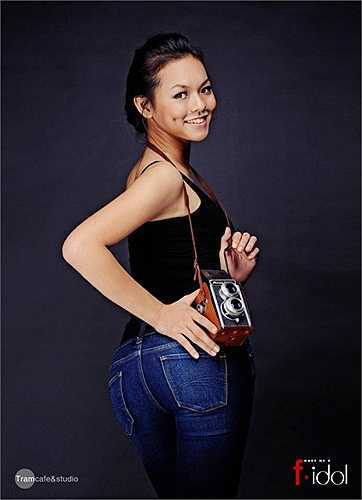 Với ngoại hình hấp dẫn, Quỳnh Mai tự tin tham dự nhiều cuộc thi sắc đẹp và phong cách. Vào năm 2012, cô tham dự cuộc thi Thần tượng thời trang F - Idol.