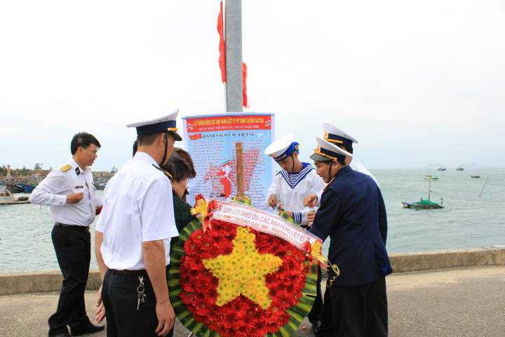 Nguyên lãnh đạo Trung đoàn Công binh 83 cán bộ, chiến sĩ Lữ đoàn 83 Công binh Hải quân đang đóng quân tại Đà Nẵng làm lễ dâng hương, hoa đến các liệt sĩ hi sinh tại Gạc Ma ngày 14/3/1988.