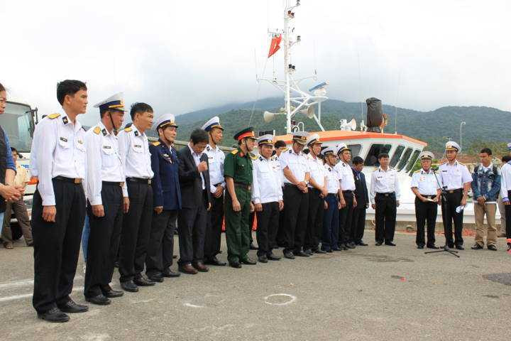 Trước giây phút tưởng niệm các liệt sĩ đã hi sinh tại Gạc Ma nhiều giọt nước mắt của người ở lại đã rơi.