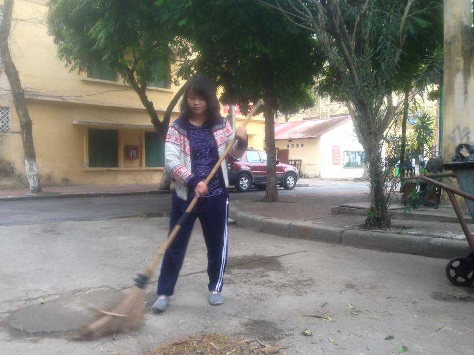 Sinh viên Đinh Thị Hà, quét rác kiếm thêm thu nhập