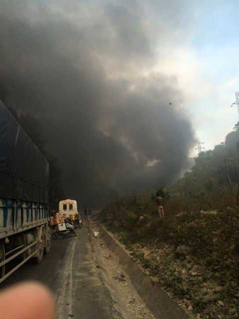 Va chạm với xe khách, xe bồn chở dầu bốc cháy ngùn ngụt