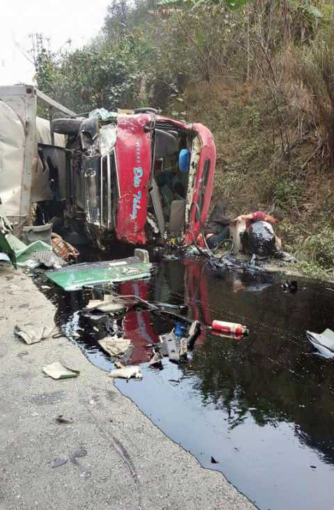 Va chạm với xe khách, xe bồn chở dầu bốc cháy ngùn ngụt