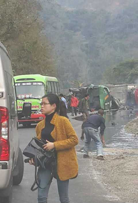 Va chạm với xe khách, xe bồn chở dầu bốc cháy ngùn ngụt