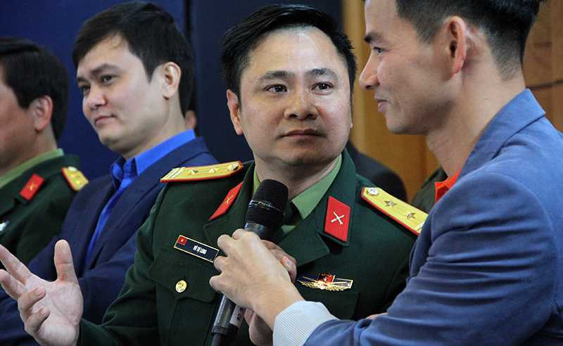 Hai nghệ sĩ Tự Long và Xuân Bắc kết hợp ăn ý trong khi trả lời câu hỏi của các bạn trẻ (Ảnh: Phạm Thịnh)