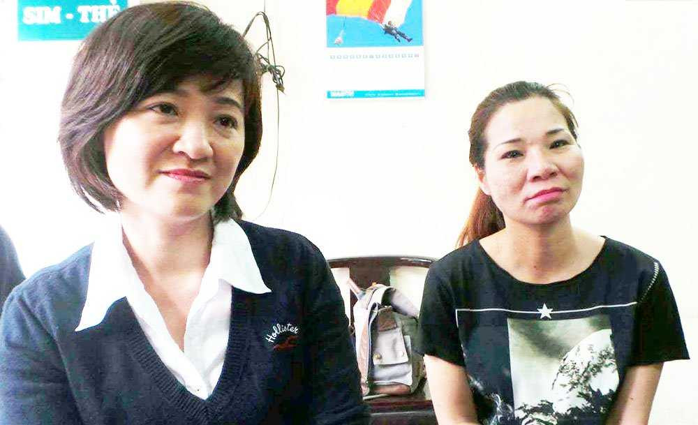 Chị Trang (phải) và em gái Tạ Thị Thu Vân (con đẻ bà Hạnh).