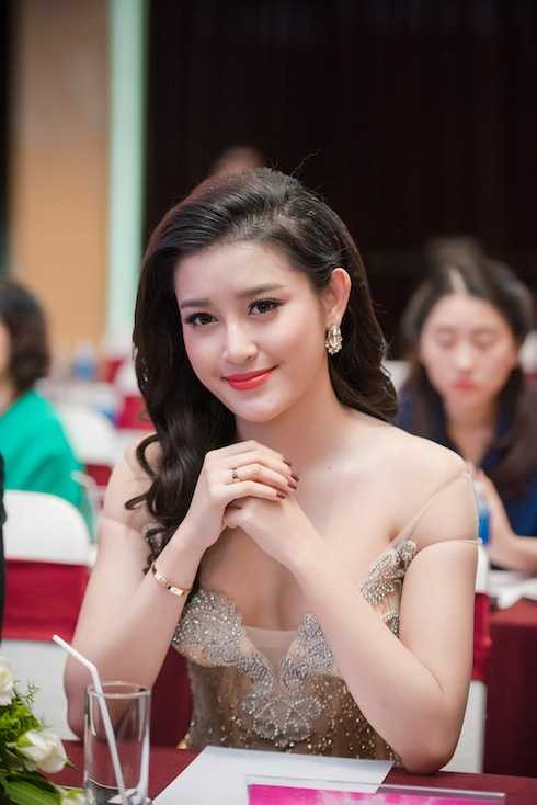 Á hậu Huyền My đọ sắc với Đặng Thu Thảo