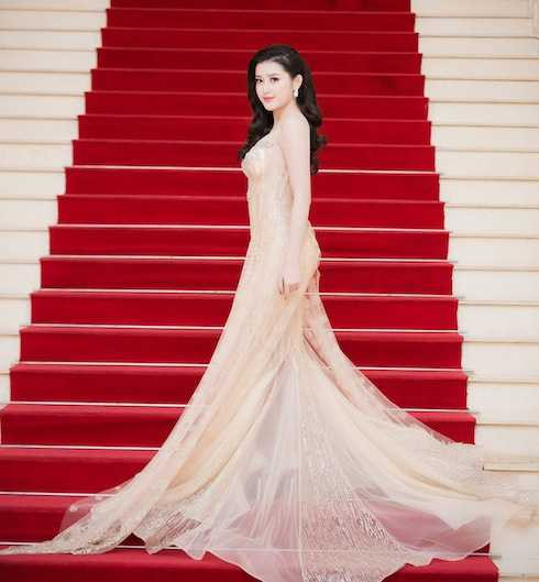 Á hậu Huyền My diện đầm cúp khoe vẻ sexy.