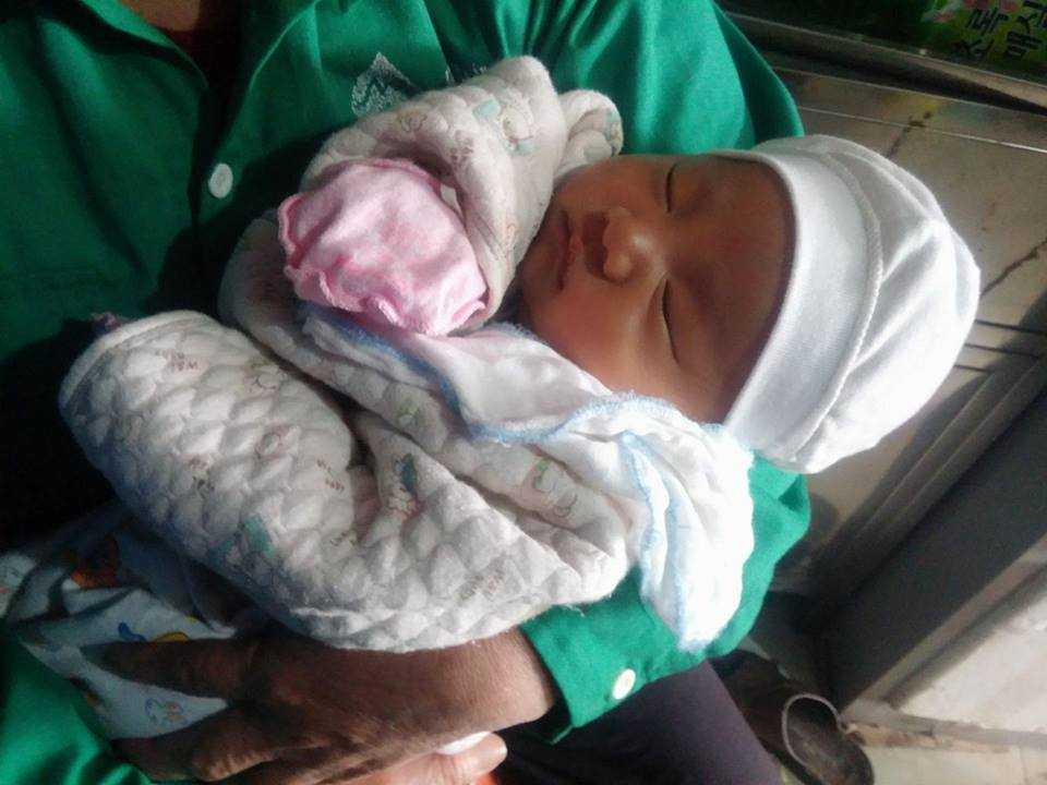 Cháu bé kháu khỉnh bị bỏ rơi