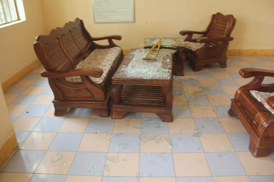 Cửa kính và kính bàn của TAND Quảng Nam bị ông Hiếu đập bể do bức xúc.