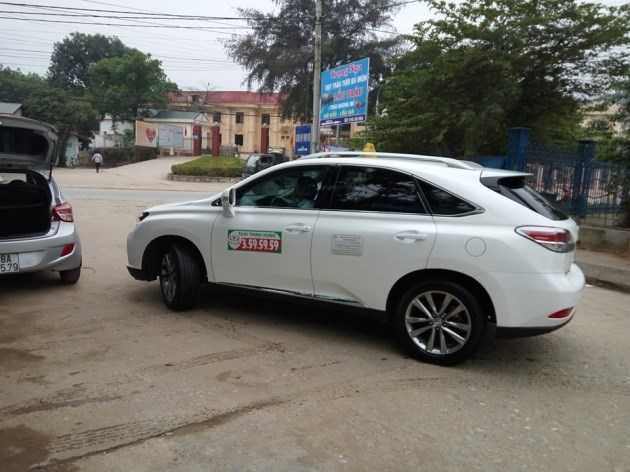 Chiêu trò gì với chiếc Lexus RX350 đeo biển taxi tại Phú Thọ?