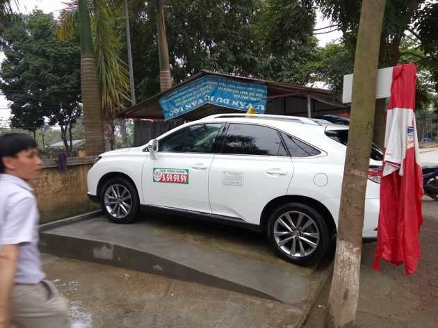 Chiêu trò gì với chiếc Lexus RX350 đeo biển taxi tại Phú Thọ?