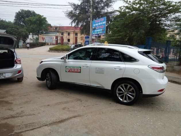 Chiêu trò gì với chiếc Lexus RX350 đeo biển taxi tại Phú Thọ?