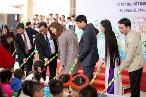 Hoa hậu Kỳ Duyên làm lễ khởi công.