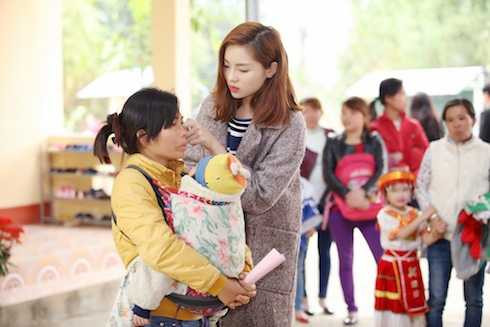 Hoa hậu Kỳ Duyên xúc động vì câu chuyện của người phụ nữ có hoàn cảnh khó khăn.