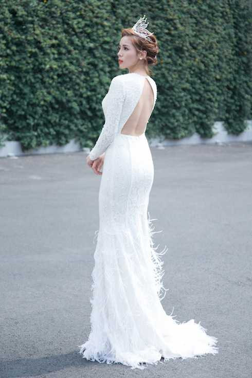 Hoa hậu Kỳ Duyên khoe lưng trần sexy.