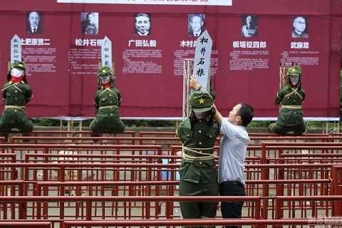 Người đàn ông này còn hung hăng đập vỡ kính của một chiếc xe khác. Ảnh Shanghaiist Người đàn ông này còn hung hăng đập vỡ kính của một chiếc xe khác. Ảnh Shanghaiist