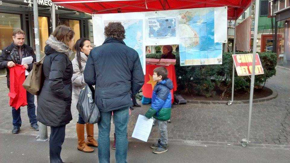 Chị Dung Trumpy đang giảng giải cho bạn bè quốc tế về tình hình biển Đông và chủ quyền của Việt Nam với 2 quần đảo Hoàng Sa và Trường Sa trên bản đồ. Bên cạnh quầy là tấm biểu ngữ bằng tiếng Anh yêu cầu Trung Quốc rút ra khỏi quần đảo Hoàng Sa và Trường Sa đã xâm chiếm trái phép của Việt Nam