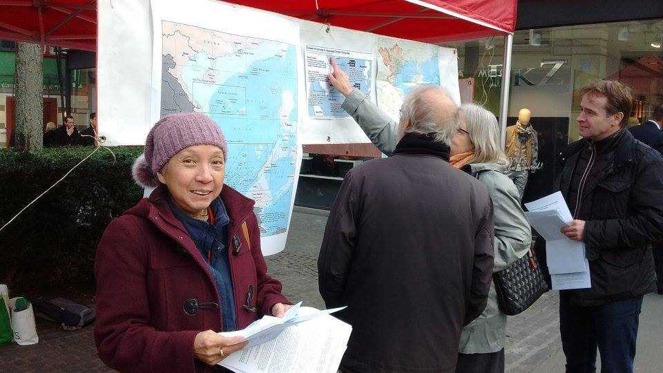 Cô Dung Moser thành viên Ban chấp hành Hội hữu nghị Thụy Sĩ – Việt Nam với xấp tờ rơi bằng 2 thứ tiếng Đức, Pháp phát cho mọi người đi qua quầy thông tin. Dẫu tuổi đã cao nhưng cô luôn có mặt và tham gia tổ chức tất cả các hoạt động phản đối hành động sai trái của Trung Quốc tại biển Đông ở các thành phố chính như Zurich, Bern, Geneve của Thụy Sĩ