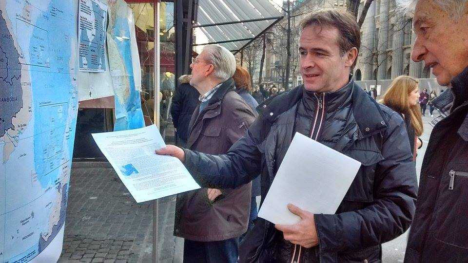 Anh Beat Debrunner, người bạn của hội Việt nam tại Zurich nhiệt tình giải thích cho những người quan tâm về tình hình biển Đông và chủ quyền của Việt Nam