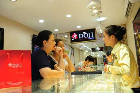 Nhà đầu tư tháo chạy, giá vàng lại ‘lao dốc’ thẳng đứng Nhà đầu tư tháo chạy, giá vàng lại ‘lao dốc’ thẳng đứng