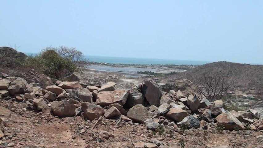 Tầm nhìn từ vị trí khai thác kho báu núi Tàu của ông Trần Văn Tiệp hướng ra biển Đông