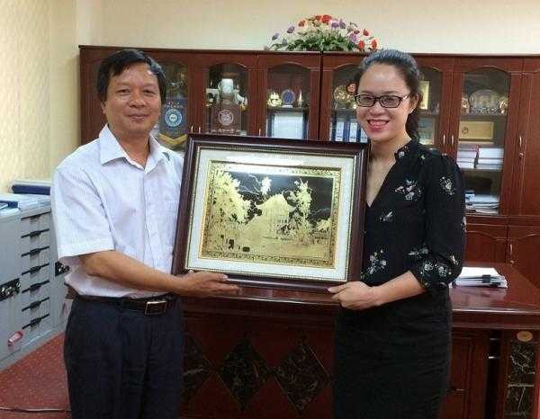 Nghệ sĩ ưu tú Minh Ánh trao quà lưu niệm cho PGS.TS Phạm Việt Bình – Hiệu trưởng trường ĐH Công nghệ thông tin & Truyền thông. (Ảnh: ICTU)