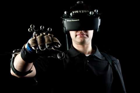 Công nghệ thực tế ảo. Không ai có thể quên bức hình gây sốc của Mark Zuckerberg khi cha đẻ của Facebook đi lại như chốn không người giữa một hội trường tập trung toàn những người đang đeo kính thực tế ảo. Công nghệ này (VR) miêu tả một môi trường mô phỏng bằng máy tính. Đa phần các môi trường thực tại ảo chủ yếu là hình ảnh hiển thị trên màn hình máy tính hay thông qua kính nhìn ba chiều, tuy nhiên một vài mô phỏng cũng có thêm các loại giác quan khác như âm thanh hay xúc giác.