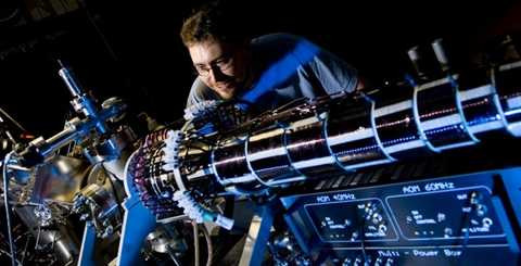 Máy tính lượng tử hứa hẹn sẽ tạo nên một cuộc cách mạng trong thế giới kỹ thuật số. Máy tính lượng tử (còn gọi là siêu máy tính lượng tử) là một thiết bị tính toán sử dụng trực tiếp các hiệu ứng của cơ học lượng tử như tính chồng chập và vướng víu lượng tử để thực hiện các phép toán trên dữ liệu đưa vào