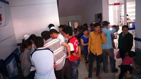 Rất đông người dân các huyện đến trung tâm y tế đăng ký tiêm vacxin cho trẻ