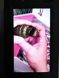 Qủa lựu đạn còn mới, màu xanh lục và còn nguyên chốt.