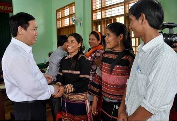 Ông Vương Đình Huệ thăm hỏi đời sống người dân xã vùng cao An Toàn tỉnh Bình Định