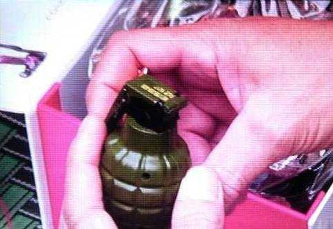 Vật lạ nghi lựu đạn được phát hiện trong kẹt hàng do Bưu điện Thừa Thiên Huế ký gửi ra Hà Nội bằng đường hàng không.