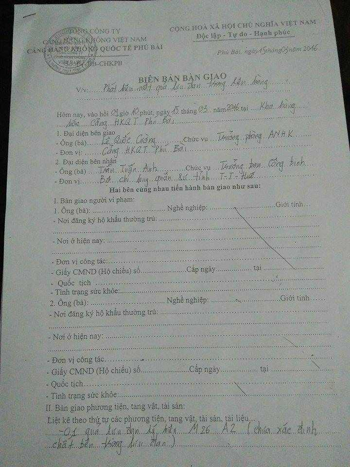 Biên bản bàn giao quả lựu đạn từ Cảng Hàng không Quốc tế Phú Bài cho Bộ Chỉ huy Quân sự Thừa Thiên - Huế.