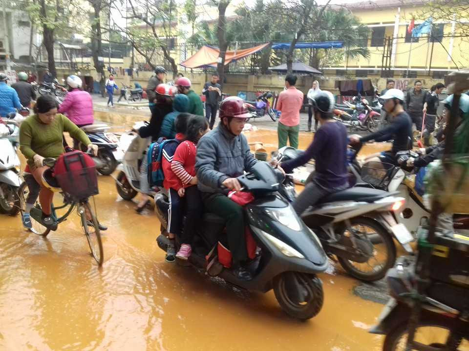 Người đi đường hoảng loạn vì nước hố ga tràn ngập