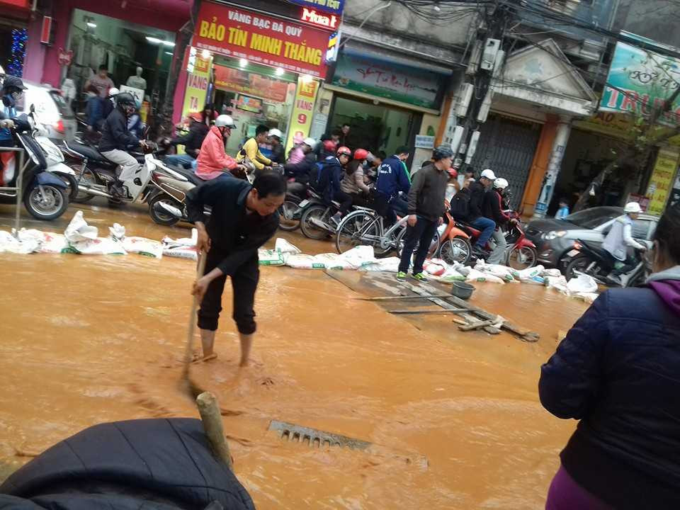 Nước chảy ra rất nhanh