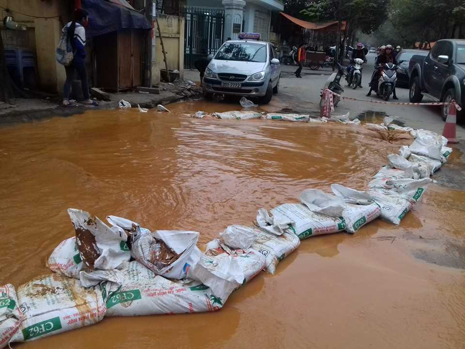 Đống bì cát để ngăn chặn nước lan rộng