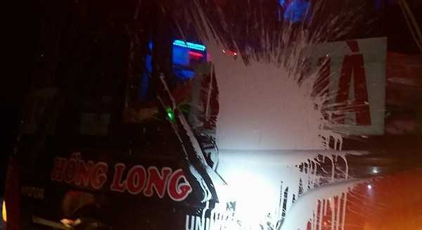 Do không vào quán Lộc Phát 8 ăn cơm, chiếc xe khách bị 3 côn đồ tấn công. Ảnh nhân vật cung cấp