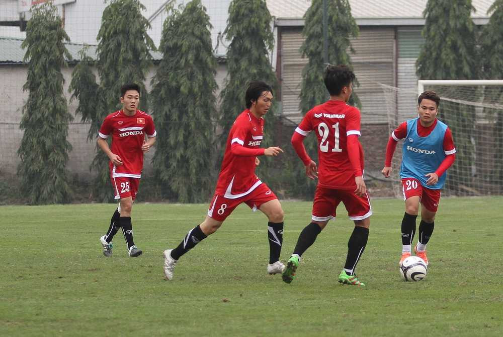 Xuân Trường băng đầu gối, Tuấn Anh vui bên cạ cứng