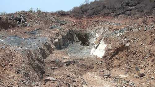 Các hố thăm dò của ông Tiệp nham nhở trên đỉnh núi Tàu