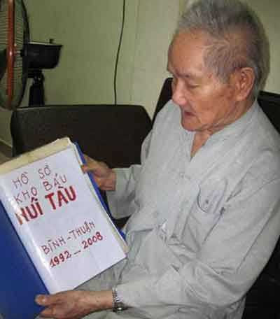 Ông Tiệp và cuốn sổ ghi chép suốt quá trình tìm kiếm kho báu